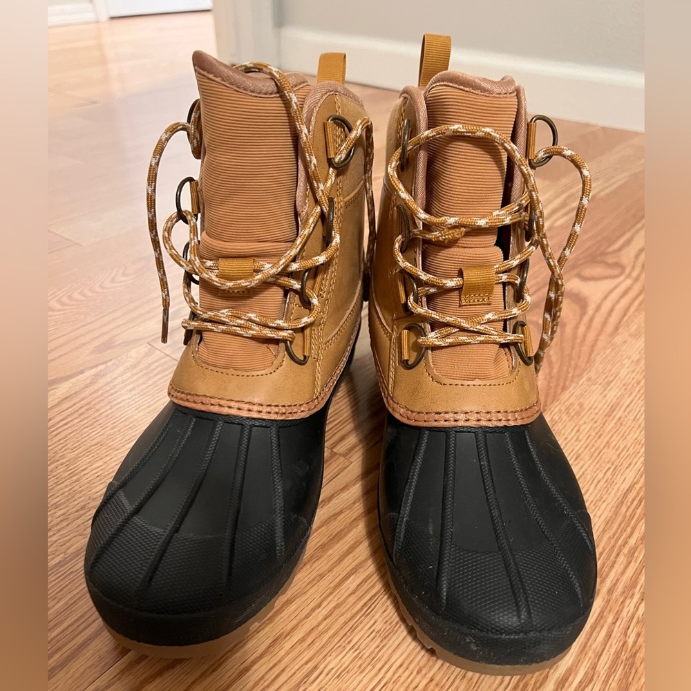 *Like New* Universal Threads duck boots!